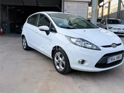 Usado Ford Fiesta Trend 82 CV (60 kW) 2012 Blanco Berlina