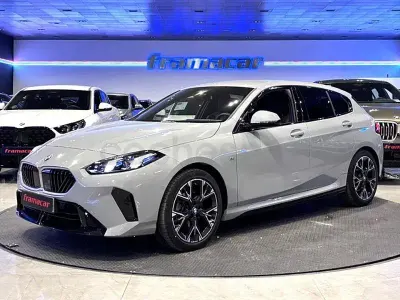 Usado BMW 120 Comfort Edition 163 CV (119 kW) 2025 Gris / plata Utilitario