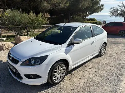 Begagnad Ford Focus Trend 115 HK (84 kW) 2009 Vit Sedan