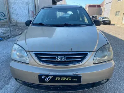 Używany Kia Carens EX 112 KM (82 kW) 2002 Beżowy Minivan