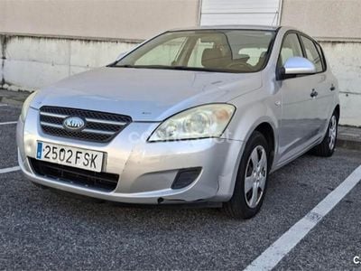 Usado Kia Ceed 90 CV (66 kW) 2007 Gris / plata Utilitario