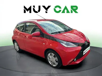 Usado Toyota Aygo X-play 69 CV (50 kW) 2018 Rojo Utilitario