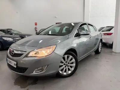 Usado Opel Astra Cosmo 125 CV (91 kW) 2010 Violeta / lila Berlina
