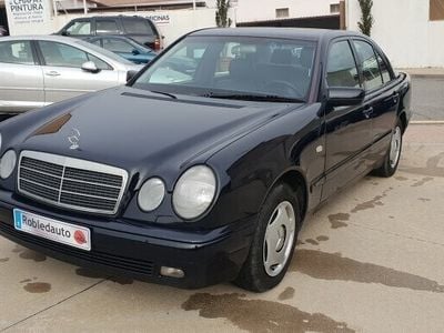 Azul Usado 1998 Mercedes E240 Classic Berlina | 4900 €