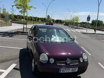 Usado VW Polo Trendline 100 CV (73 kW) 2002 Violeta / lila Utilitario