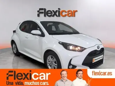 Usado Toyota Yaris Hybrid Active 116 CV (85 kW) 2022 Blanco