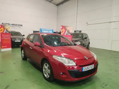 Usado Renault Mégane III Dynamique 105 CV (77 kW) 2010 Granate Berlina