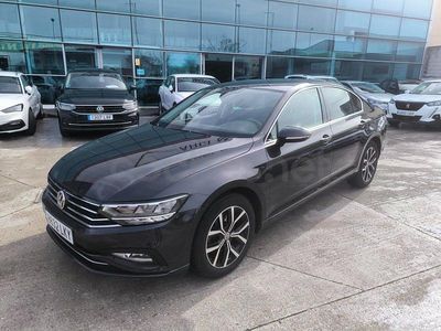 Usado VW Passat Executive 120 CV (88 kW) 2020 Gris / plata Berlina