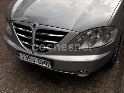 Usado SsangYong Rodius 165 CV (121 kW) 2008 Gris / plata Monovolumen