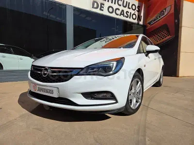 Usado Opel Astra Selective 110 CV (80 kW) 2020 Blanco Berlina
