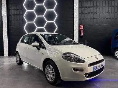 Usado Fiat Punto Young 75 CV (55 kW) 2016 Blanco Utilitario