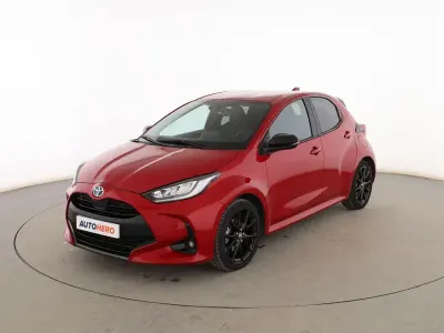 Usado Toyota Yaris Hybrid Plus 116 CV (85 kW) 2022 Rojo Berlina