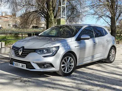 Usado Renault Mégane Zen 110 CV (80 kW) 2016 Gris / plata Berlina