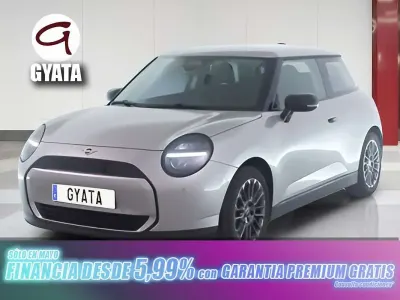 Usado Mini Cooper Essential 135 kW (184 CV) 2024 Gris Utilitario