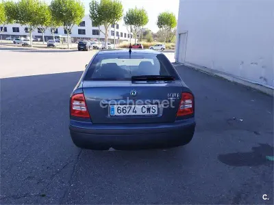 Usado Skoda Octavia Ambiente 102 CV (75 kW) 2004 Verde Berlina