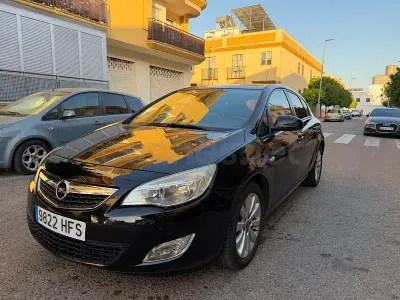 Usado Opel Astra Enjoy 110 CV (80 kW) 2011 Negro Berlina