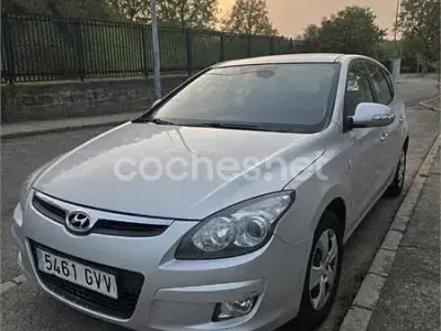 Usado Hyundai i30 Comfort 109 CV (80 kW) 2010 Gris / plata Berlina