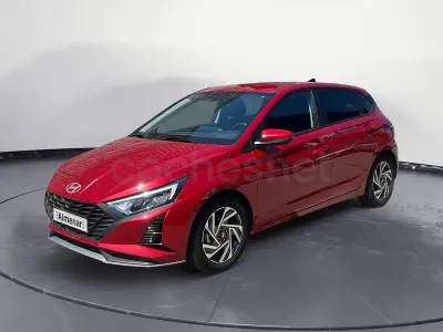 Usado Hyundai i20 79 CV (58 kW) 2025 Rojo Utilitario