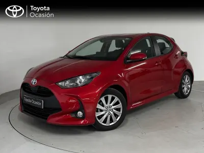 Käytetty Toyota Yaris Hybrid Active 116 HP (85 kW) 2024 Punainen Sedan