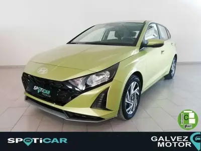 Usado Hyundai i20 101 CV (74 kW) 2024 Verde Utilitario