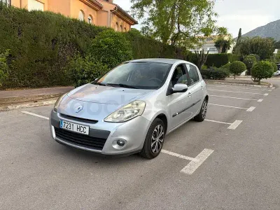 Begagnad Renault Clio II Business 75 HK (55 kW) 2011 Grå Sedan