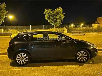 Usado Opel Astra Cosmo 125 CV (91 kW) 2010 Negro Berlina