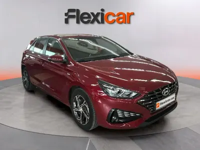 Usado Hyundai i30 120 CV (88 kW) 2023 Granate Berlina