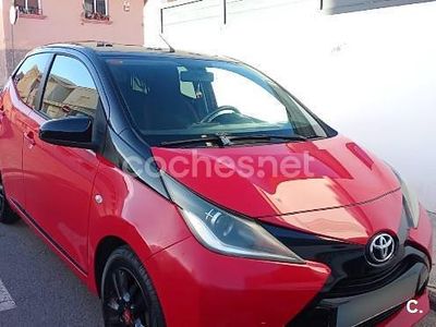 Usado Toyota Aygo X-play 69 CV (50 kW) 2018 Rojo Utilitario
