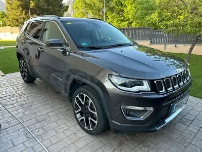 Usado Jeep Compass Limited 170 CV (125 kW) 2020 Gris / plata SUV