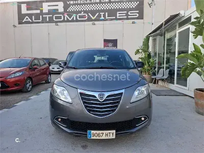 Usado Lancia Ypsilon Platinum 95 CV (69 kW) 2013 Gris / plata Utilitario