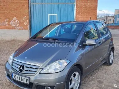 Usado Mercedes A180 Avantgarde 116 CV (85 kW) 2009 Gris / plata Monovolumen