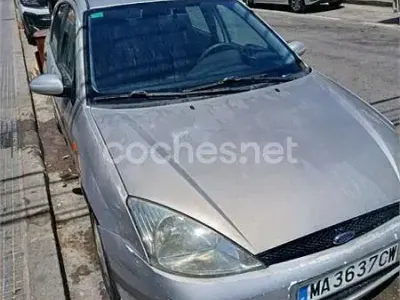 Usado Ford Focus Ambiente 100 CV (73 kW) 1999 Gris / plata Berlina