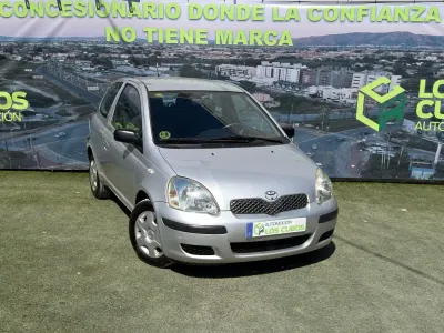 Usado Toyota Yaris 68 CV (50 kW) 2003 Gris Utilitario