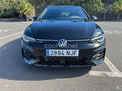 Używany VW Golf VIII R-line 150 KM (110 kW) 2025 Czarny Sedan/Limuzyna
