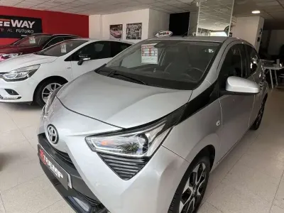 Usado Toyota Aygo Sport 72 CV (52 kW) 2021 Plateado Utilitario
