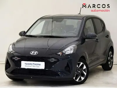 Usado Hyundai i10 64 CV (47 kW) 2025 Gris Utilitario