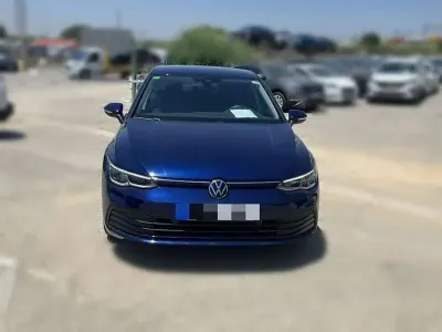Usado VW Golf VIII Life 150 CV (110 kW) 2022 Azul Berlina