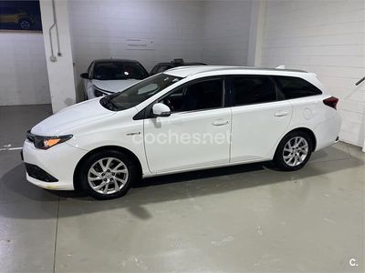 Usado Toyota Auris Hybrid Active 136 CV (100 kW) 2017 Blanco Familiar