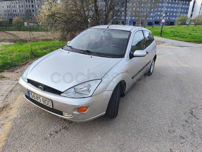 Usado Ford Focus Trend 90 CV (66 kW) 2000 Gris / plata Berlina