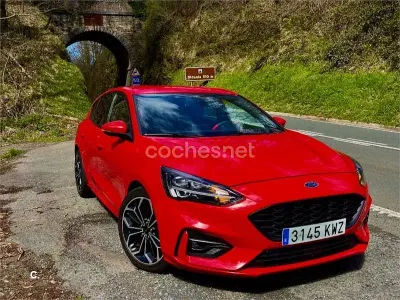 Usado Ford Focus ST-Line 125 CV (91 kW) 2019 Rojo Berlina