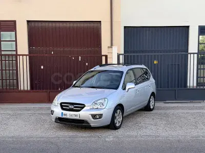 Usado Kia Carens Active 140 CV (102 kW) 2008 Gris / plata Monovolumen