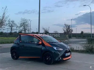 Usado Toyota Aygo X-cite 72 CV (52 kW) 2021 Gris / plata Utilitario
