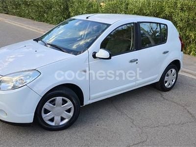 Usado Dacia Sandero Lauréate 70 CV (51 kW) 2010 Blanco Berlina