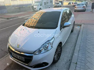 Usado Peugeot 208 Signature Sky 99 CV (72 kW) 2019 Blanco Utilitario