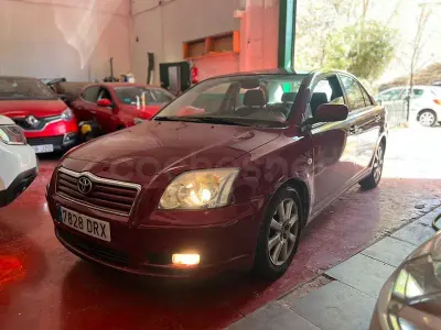 Usado Toyota Avensis Sol 147 CV (108 kW) 2005 Granate Berlina
