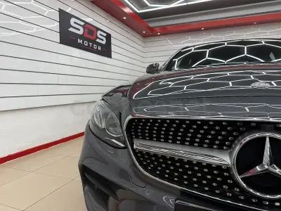 Usado Mercedes E220 194 CV (142 kW) 2017 Gris / plata Berlina
