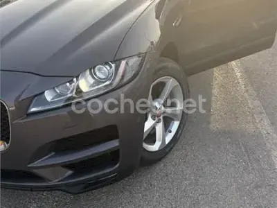 Usado Jaguar F-Pace Prestige 300 CV (220 kW) 2017 Gris / plata SUV