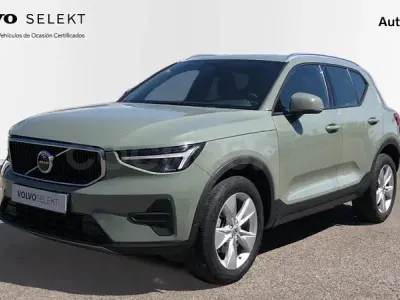 Käytetty Volvo XC40 Core 163 HP (119 kW) 2025 Vihreä Katumaasturi