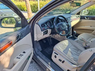 Usado Skoda Superb Elegance 140 CV (102 kW) 2010 Marrón Familiar