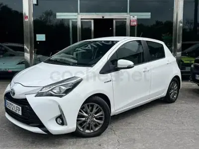 Usado Toyota Yaris Hybrid Active 100 CV (73 kW) 2020 Blanco Berlina